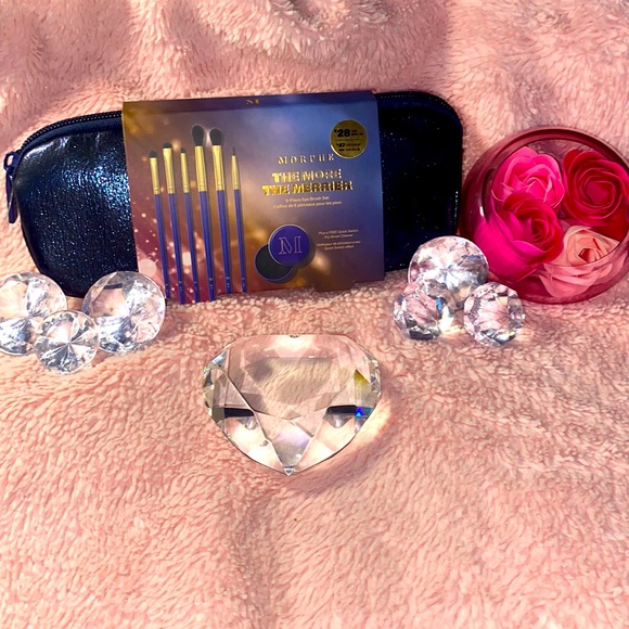 Morphe Makeup It Is A Makeup Brush Set That Comes With 6 Brushes And A Cleaner Poshmark